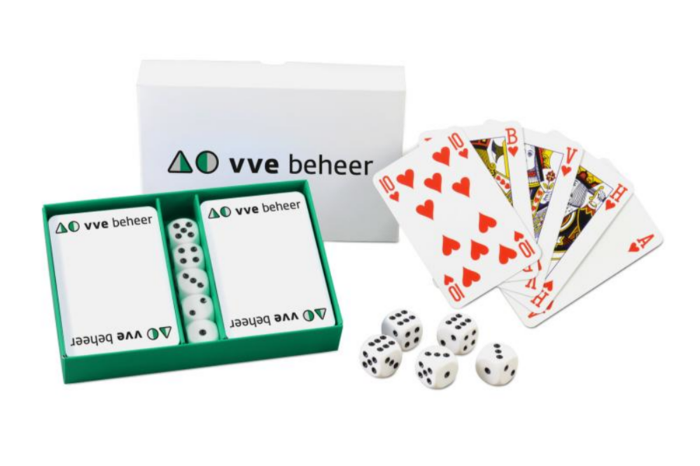 Set of 2 playing cards and 5 dice in a customizable box - JCA09