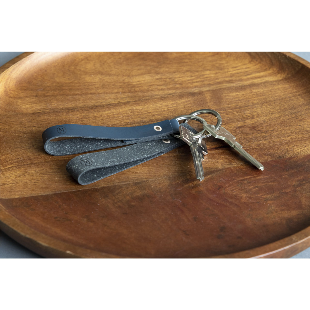 A Dingley keychain, ecologically designed and made from recycled leather. - Alne