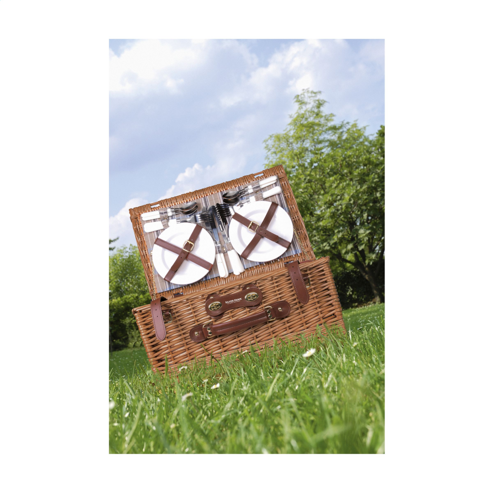 A willow picnic basket suited for 4 people, complete with accessories - Mundesley