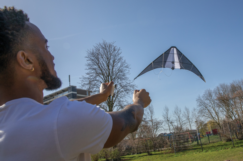 Delta Kite with 100 Foot Cable - Little Snoring - Newent