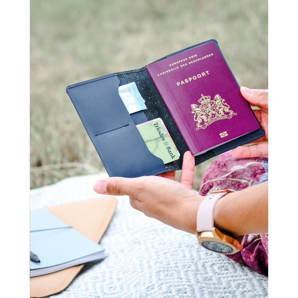 Porta passaporto in pelle riciclata - Opera