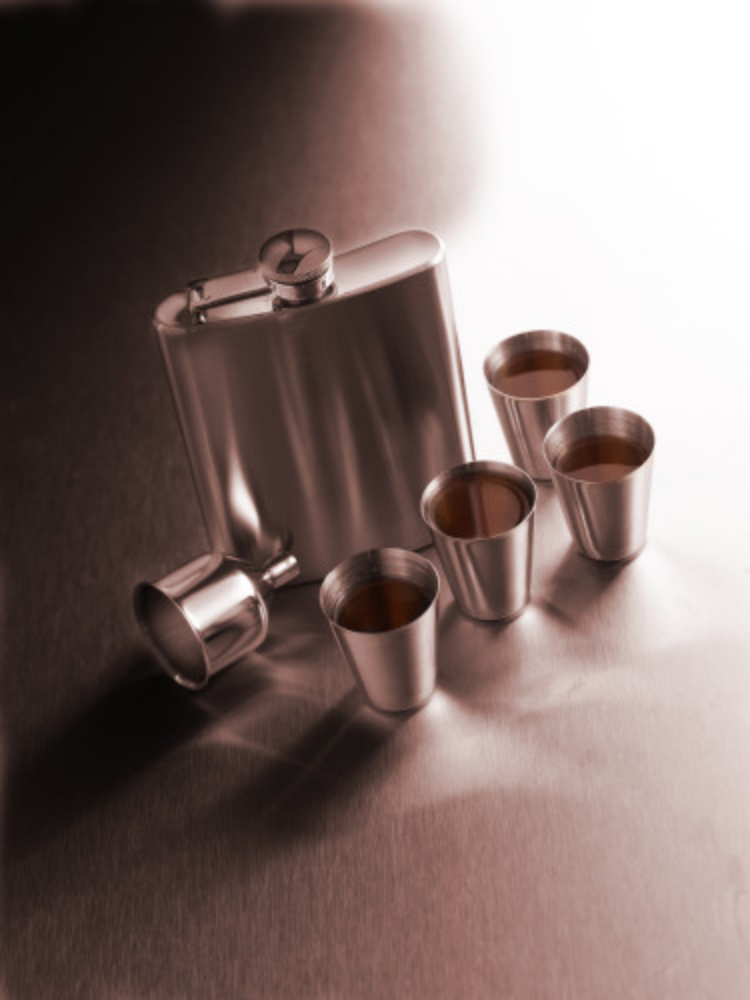 A stainless steel drinking set that comes with a hip flask - Puddington - Babington