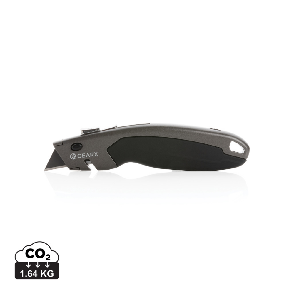 A heavy duty cutter made of zinc alloy, featuring a retracting lock function - New Alresford
