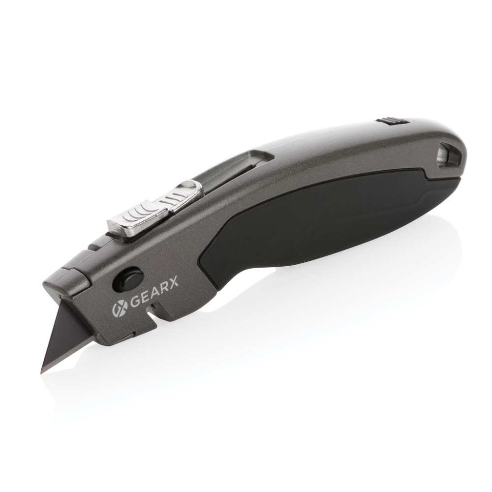 A heavy duty cutter made of zinc alloy, featuring a retracting lock function - New Alresford