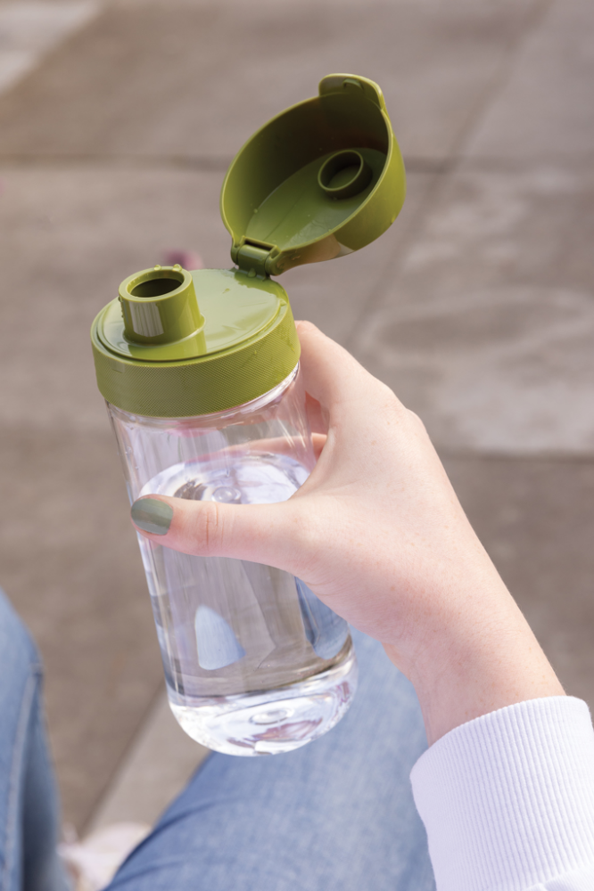 Bottiglia d'acqua in plastica riciclata da 0,50L ad apertura con una mano - Dorio