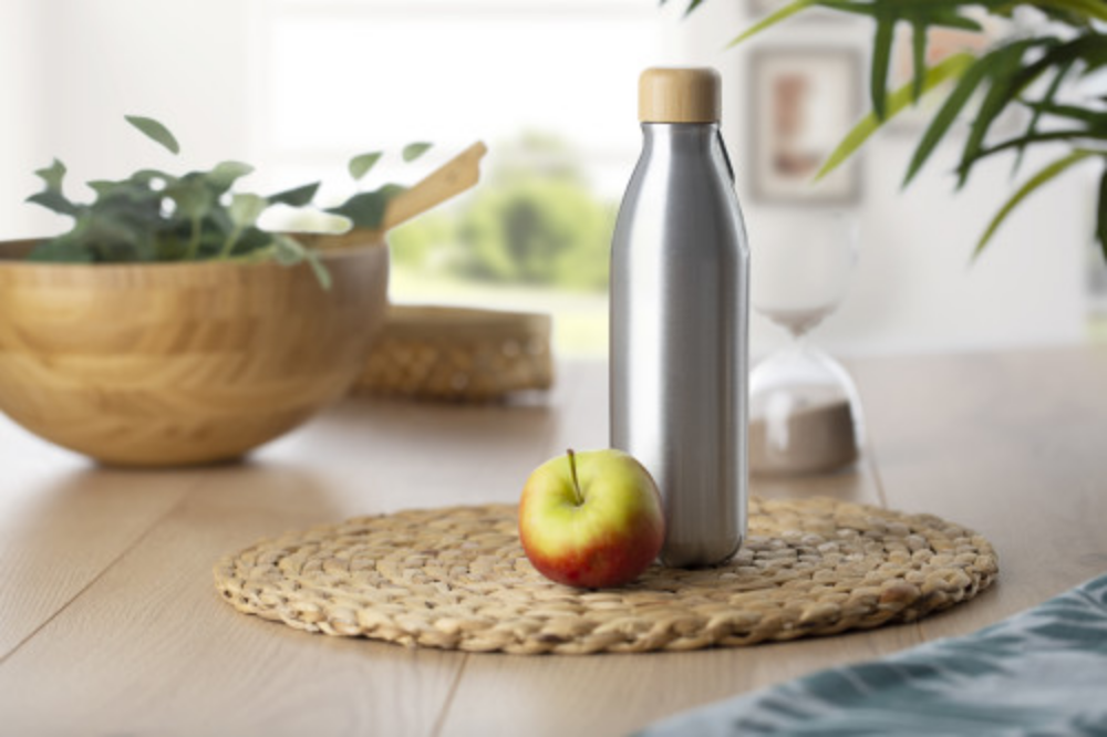 An aluminium drinking bottle that comes with a bamboo lid and a carabiner hook, made by Wolvercote. This item is ideal for anyone on the go and ensures that you're both stylish and eco-friendly. - Kibworth