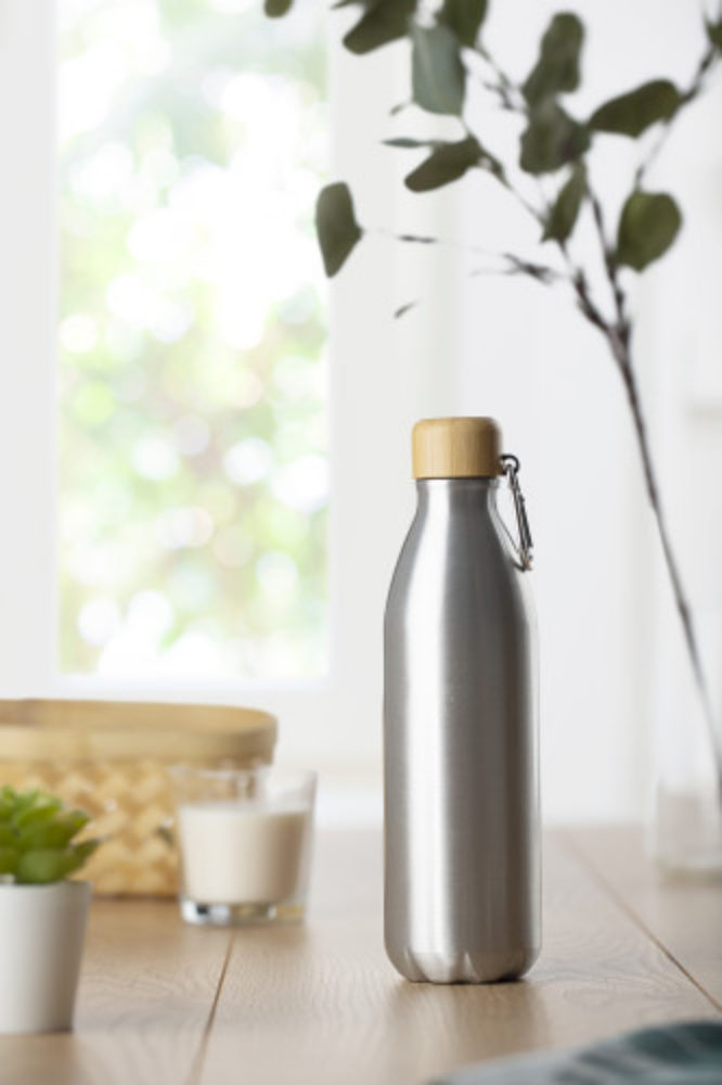 An aluminium drinking bottle that comes with a bamboo lid and a carabiner hook, made by Wolvercote. This item is ideal for anyone on the go and ensures that you're both stylish and eco-friendly. - Kibworth