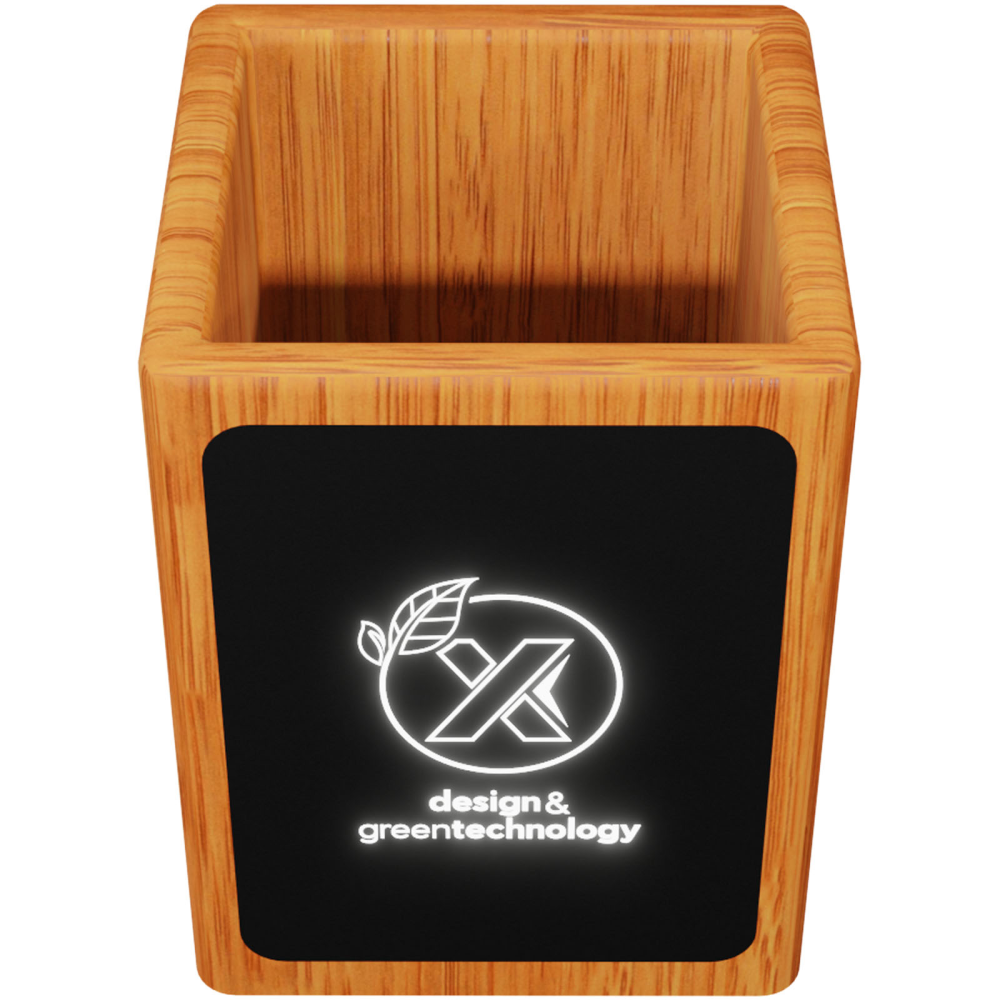SCX.design O12 houten potloodhouder met oplichtend logo en dubbele USB-uitgang